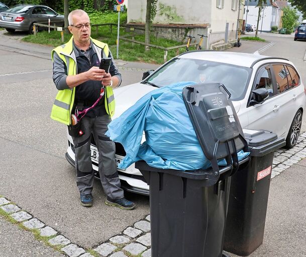 Einer der AVL-Scouts kontrolliert eine übervolle Mülltonne in Ludwigsburg. Fallen solche Probleme auf, versucht es das Abfallunternehmen zunächst mit Dialog.