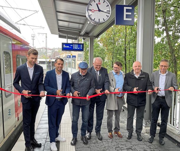 „1a im Takt“ schneiden die Verantwortlichen unter der Regie von Verkehrsminister Winfried Hermann (3. v. li., zwischen Jan Freitag und Rainer Wieland) das symbolische Band zur Einweihung des Bahnsteigs durch. Auch Vertreter des Stadtbezirks und von d