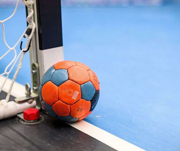 Es geht wieder los: Bald fliegt der Handball wieder durch die Hallen im Landkreis.