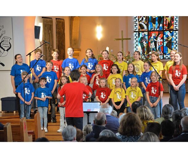 Den Kinderchor leiten vier Chorleiter musikalisch an.