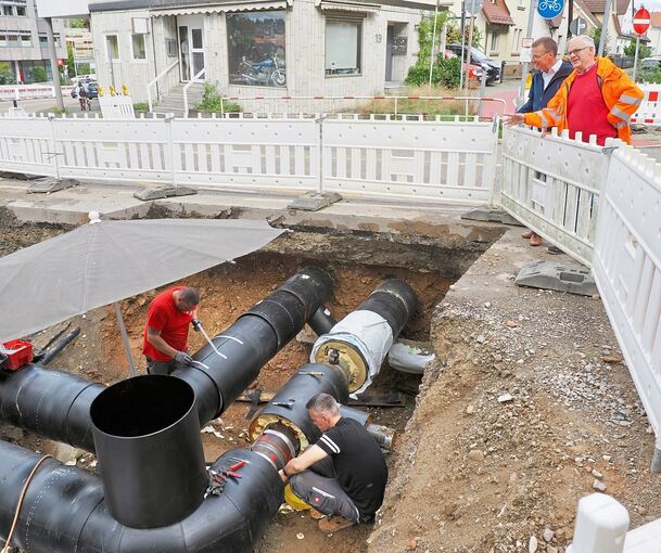 Baubürgermeister Michael Wolf (links) und Andreas Klein inspizieren die besonders komplexe Baustelle am Bahndurchlass, wo verschiedene Leitungen neu verlegt werden.