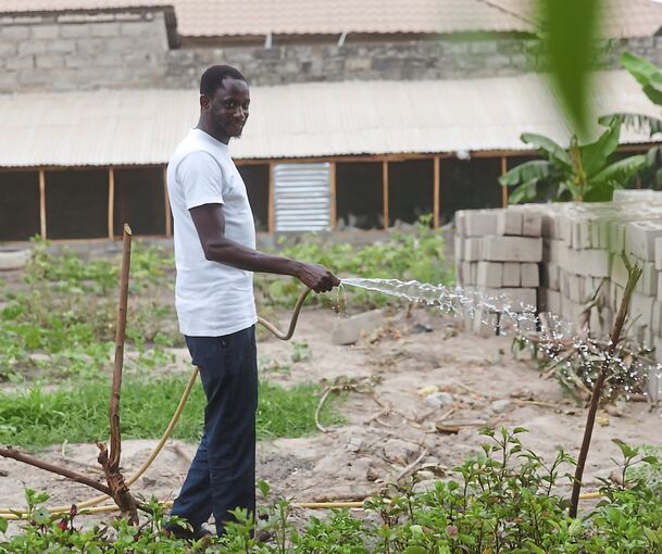 Sedia Kijera hat sich in Gambia etwas aufgebaut. Dennoch möchte er nach Deutschland zurückkehren.