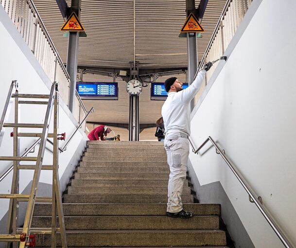 Anfang 2023 investierte die Bahn in eine kleine Auffrischung an den Treppen in Ludwigsburg – darüber kann man mittlerweile nur noch dreckig lachen.
