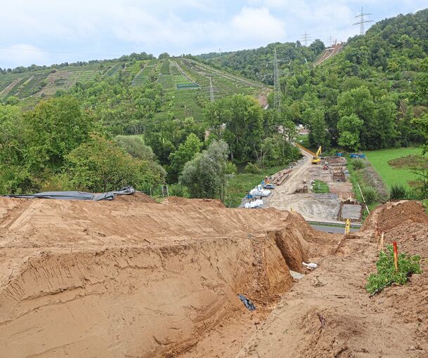 Die Hänge des Enztals sind steil. Dort wird die Pipeline in einem Graben verlegt. Dagegen wird unter der Bahnlinie, der Enz und der Bundesstraße ein kleiner Tunnel gebohrt.