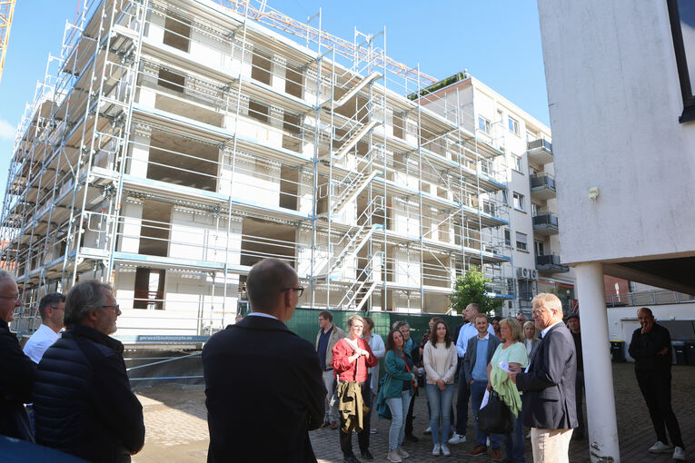 Bauherr Gerhard Ulmer (rechts) freut sich, dass die Arbeiten am Ärztehaus in der Besigheimer Bahnhofstraße zügig vorangehen. Foto: Ramona Theiss
