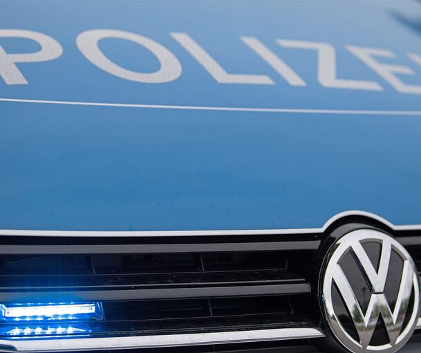 Bei dem Parkrempler ist ein Schaden von 2,500 Euro entstanden. Die Polizei sucht Zeugen.