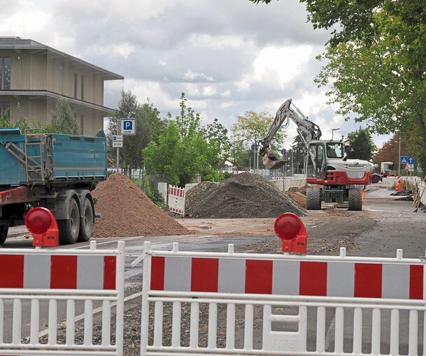 Die Vollsperrung bleibt auch nach Ferienende bestehen. Für die Kinder ist ein Notgehweg zur Schule eingerichtet.