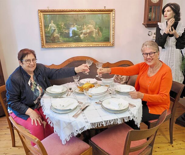 Annemarie Paiani (links) und Ursula Knapp haben schon mal festlich eingedeckt.