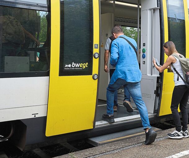 Ein großer Schritt ist notwendig, um vom Bahnsteig in den Zug zu steigen.