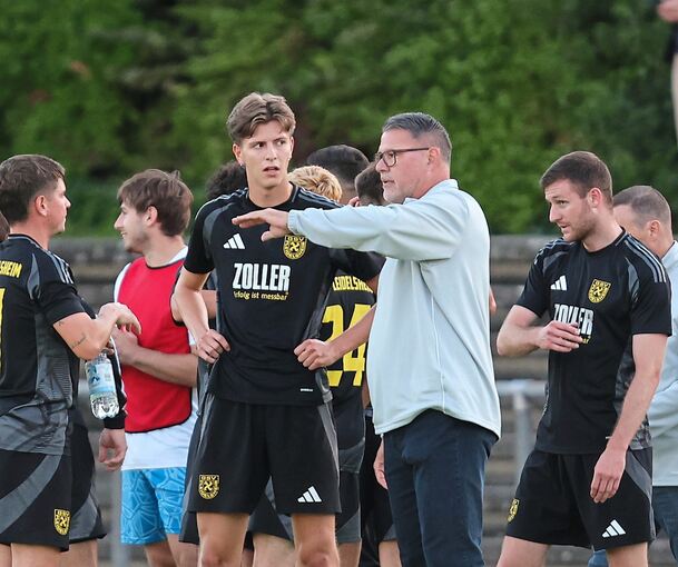 Sieht die Zeit zum Punkten gekommen: GSV-Coach Marcus Wenninger, hier im Gespräch mit BenLeon Deyhle.