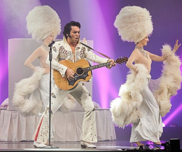Der King lebt: Nils Strassburg als Elvis, umringt von den Vegas Showgirls.