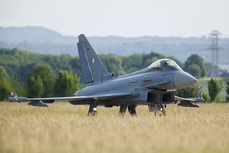 Eurofighter bei Übungsflug am Luftwaffenstützpunkt Nörvenich Eurofighter bei Übungsflug am Luftwaffenstützpunkt Nörvenich