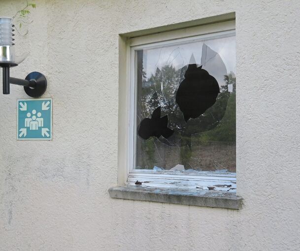 Zehn Fenster wurden mit Steinen eingeworfen.