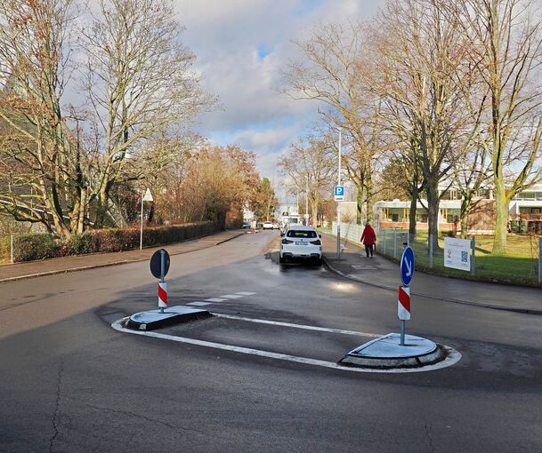 Der Brahmsweg Richtung Norden. Links steht die Kreuzkirche, rechts die Schlösslesfeldschule. In Zukunft dürfen Autofahrer in dieser Richtung nicht mehr fahren.