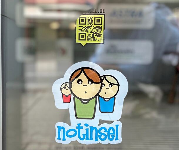 Das Rathaus ist jetzt eine sichere Anlaufstelle für Kinder – erkennbar an dem Notinsel-Aufkleber an der Scheibe. Das Rathaus ist jetzt eine sichere Anlaufstelle für Kinder – erkennbar an dem Notinsel-Aufkleber an der Scheibe.