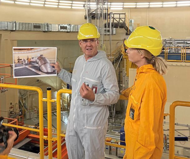 Vorher und nachher: Jörg Michels, Chef der EnBW-Kernkraftsparte EnKK, erläutert Umweltministerin Thekla Walker im Sicherheitsbehälter von Block II dessen Rückbau.