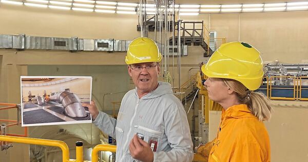 Vorher und nachher: Jörg Michels, Chef der EnBW-Kernkraftsparte EnKK, erläutert Umweltministerin Thekla Walker im Sicherheitsbehälter von Block II dessen Rückbau.