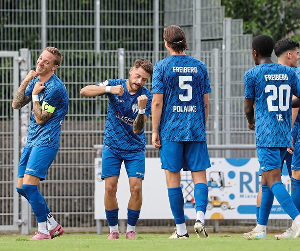 Tshabalala-Jubel: Kapitän Marco Kehl-Gomez und Torschütze Leon Petö führen nach der Freiberger 1:0-Führung einen besonderen Jubeltanz vor. Der Rest des Teams ist erst mal außen vor.