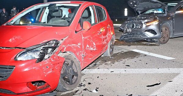 Ditzingen-Junger-Mann-f-hrt-betrunken-ber-rote-Ampel-und-baut-Unfall