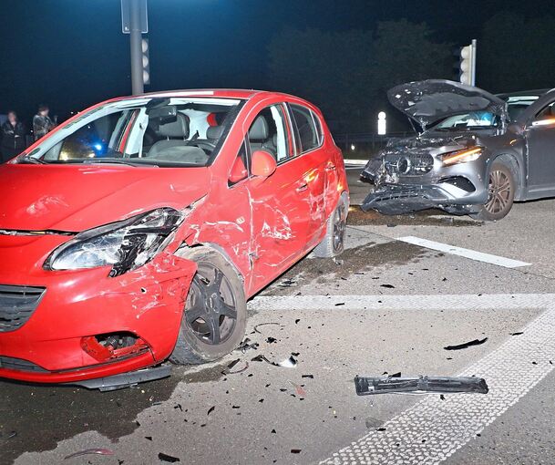 Nur noch Schrott: Die beiden Unfallfahrzeuge müssen am frühen Samstagmorgen abgeschleppt werden.