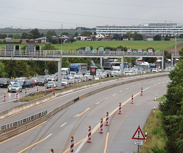 Vor der A81-Ausfahrt Feuerbach stehen die Fahrzeuge über mehrere Kilometer im Stau. Vor der A81-Ausfahrt Feuerbach stehen die Fahrzeuge über mehrere Kilometer im Stau.