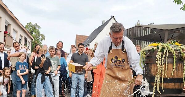 43. Straßenfest in Erdmannhausen: Blasmusik, Trommeln und ein Fassanstich ...