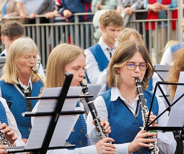 Der Musikverein Erdmannhausen präsentiert einen schmissigen Eröffnungsmarsch.