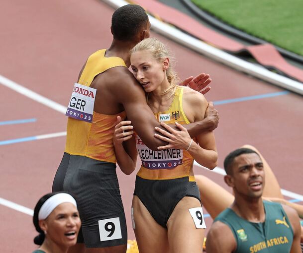 Emil Agyekum nimmt seine enttäuschte Teamkollegin Elisa Lechleitner nach dem 4x400-Meter-Rennen tröstend in den Arm.
