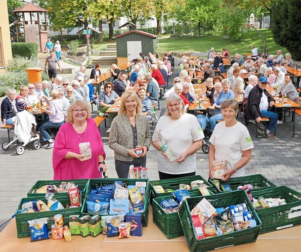 Die Möglinger Rathauschefin Rebecca Schwaderer (Zweite von links) verliert ihre Wette mit den Landfrauen – davon profitiert auch die Ludwigsburger Tafel.
