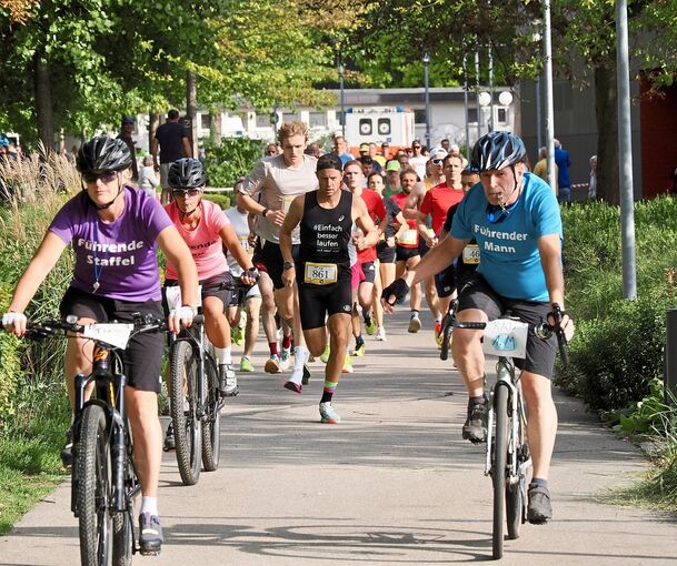 Radfahrer und Radfahrerinnen führen den Tross an - und die Botschaft auf den T-Shirts ist eindeutig.