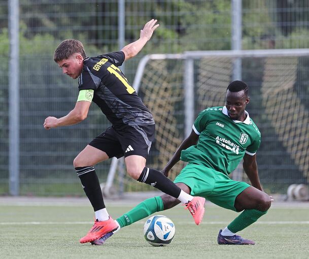 Kaisersbach Omar Camara attackiert GSV-Kapitän Daniel Pfeiffer (links).