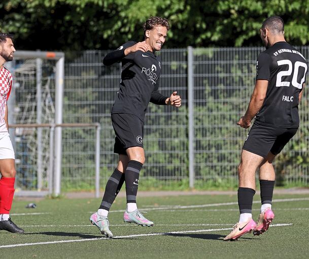Die beiden Germania-Spieler Jan Sonntag und Livio Falco (rechts) bejubeln das Tor zum zwischenzeitlichen 2:0.