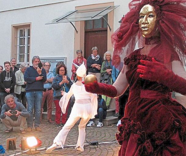 Vor der Laurentiuskirche trat 2023 das Bewegungstheater Unakit auf, im Innern gab es Konzerte.