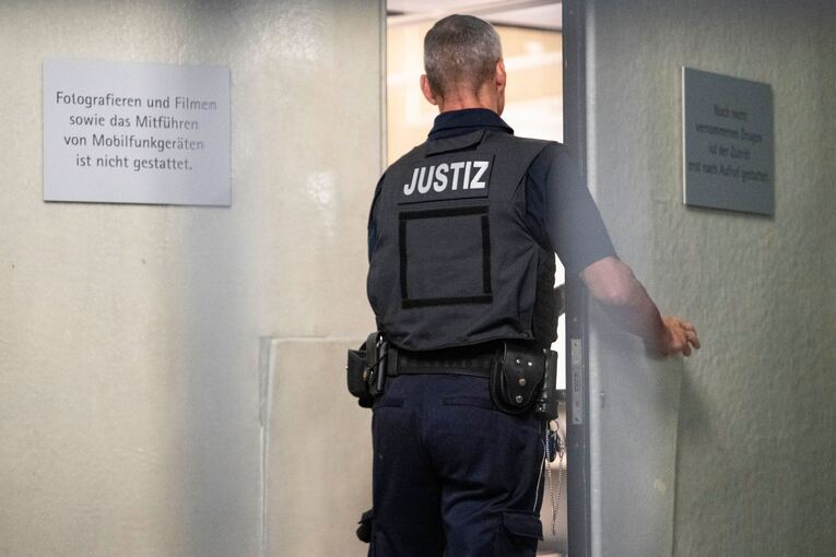 Prozessauftakt gegen mutmaßliche IS-Sympathisanten Prozessauftakt gegen mutmaßliche IS-Sympathisanten