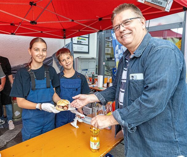 Sophie und Julian verkaufen rote Würste und Steaks.