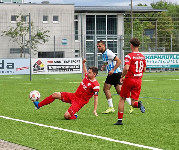 Der FV Löchgau II (in rotem Trikot) spielt gegen den TSV Schwieberdingen.