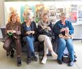 Mit Stricknadeln und Wolle gehen diese Frauen ins Kino.