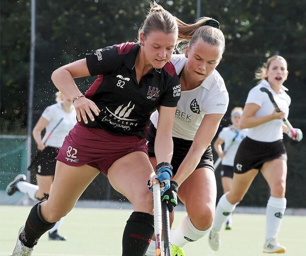 HCL-Spielerin Carlotta Koch (links) im Zweikampf mit Hanaus Zoe Wohlleben.