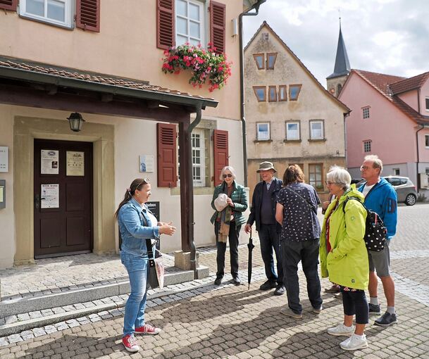 Kathrin Held (links) führt Interessierte durch Ottmarsheim.