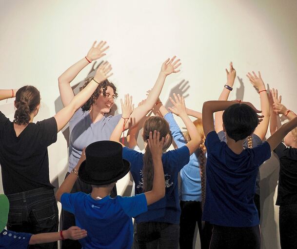 Die Kinder des Kreativ-Feriencamps sind aufgeteilt in Tanz-, Theater- und Zirkusgruppen.