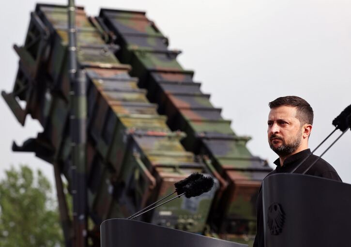 Wolodymyr Selenskyj vor einem Flugabwehrsystem Patriot