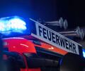 Die Feuerwehr löscht den brennenden Transporter.