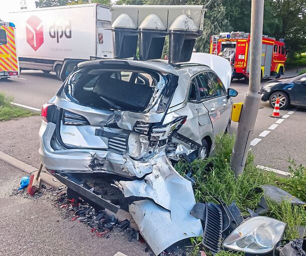Durch die Kollision wird auch eine Ampel beschädigt.
