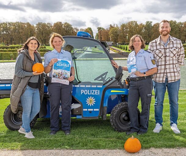 Kürbisspaß und Sicherheit treffen im Blüba zusammen. Das Foto zeigt (von links) Alisa Käfer (Leiterin Kürbisausstellung), Cornelia Otterbein und Andrea Glück (beide Polizeipräsidium Ludwigsburg) und Blüba-Eventmanager André Ohl.