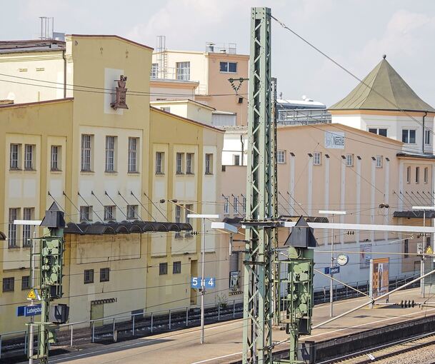 Markante Fassade: Das einstige Magazin hat dank der Kaffeemühle an der Fassade einen hohen Wiedererkennungswert. In den Plänen der Stadt wird es als „West-Bahnhof der Zukunft“ gehandelt.