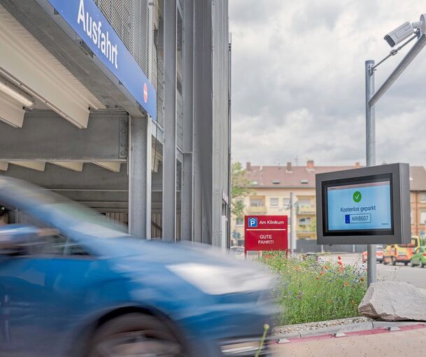 Schranken- und ticketloses Parken durch Erfassung des Kennzeichens bei der Ein- und Ausfahrt mit Hilfe von Kameras