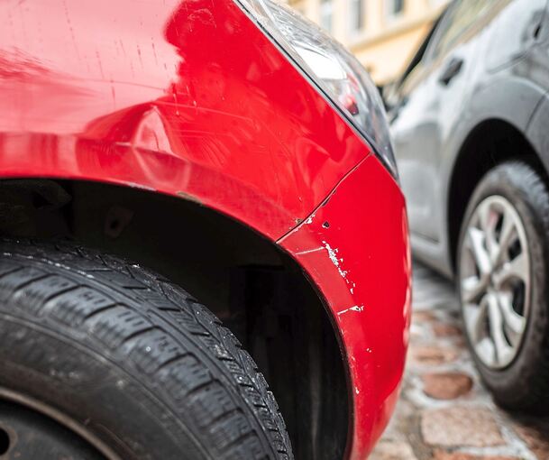 Der Schaden am angerempelten Auto liegt bei 2.000 Euro. (Symbolbild)