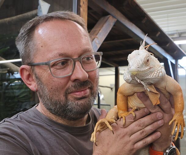 „Zoo und Co.“-Inhaber Harald Wullner mit seinem Albinoleguan. Das Tier ist auf den heimlich erstellten Aufnahmen der Tierschutzorganisation Peta zu sehen.