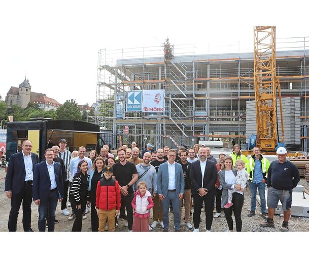 Zum Richtfest begrüßte Nieruf-Geschäftsführer David Niemes (im schwarzen Jackett) Bürgermeister Florian Bargmann und viele weitere Gäste.