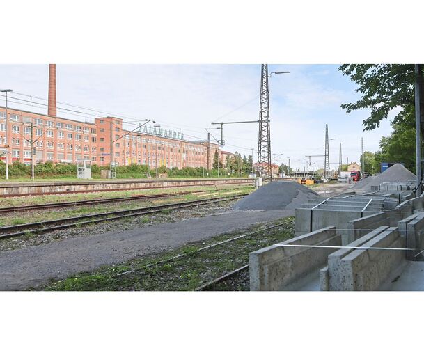 Etwa so hoch wie die Gebäude des Salamander-Baus soll das digitale Stellwerk am Kornwestheimer Bahnhof werden. Die Stadt läuft Sturm dagegen.
